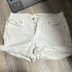 white levi’s jean shorts